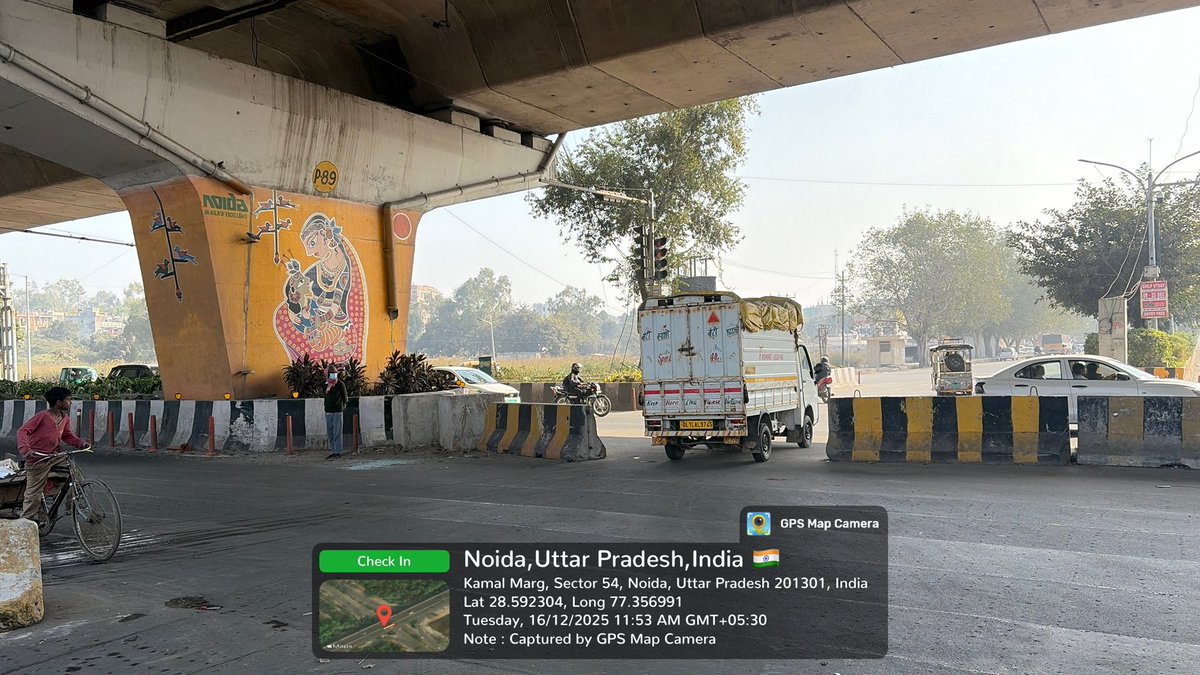 nirpendra's tweet photo. गिजोड़ चौराहे के नीचे किसी असामाजिक तत्व ने ये जर्सी बैरियर हटा दिया है जो की ख़तरनाक साबित हो सकता है और एक्सीडेंट हो सकते है … इसे तुरंत बंद करने का कष्ट करें @Noidatraffic @CeoNoida @noida_authority @CP_Noida @noidapolice @NoidaUpdatesX https://t.co/JMTWMKfEqn