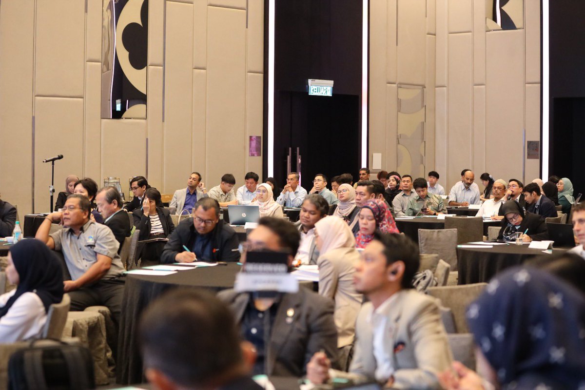 📅 16 December 2025 – SEDA Malaysia successfully hosted the Pre-ISES 2026 Forum: Bioenergy Clustering Potential in Peninsular Malaysia, themed “Advancing Malaysia’s Bioenergy Ecosystem”, at the Clarke Ballroom, Level 6, Le Méridien Kuala Lumpur.

The forum commenced with an