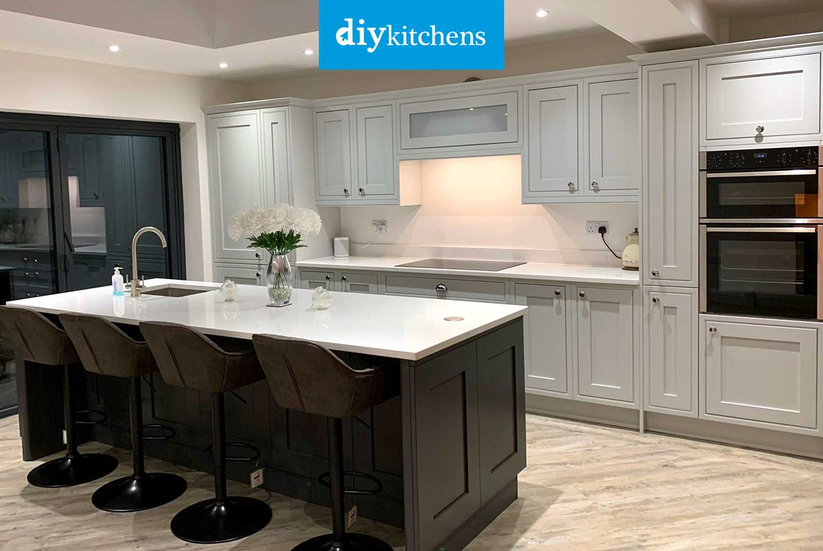 DIY_Kitchens's tweet photo. 🌟 James &amp; Sophie from Sutton Coldfield shows us their completed Innova Helmsley Dove Grey &amp; Norton Carbon #kitchen, supplied by DIY Kitchens (Ref:2389) - https://t.co/lMhkfaX2cQ

Visit https://t.co/mDGIyY2X5f to see how much you could save!

#helmsley #inframekitchens https://t.co/Xp5ZOJzBlL