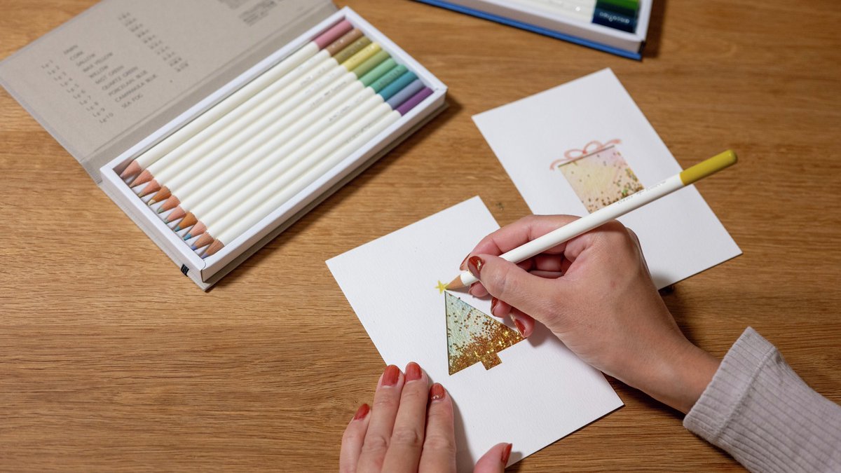 tombowpencil's tweet image. トンボWEBメディア「FUNART STUDIO」記事紹介
Craftie Home( @Craftie_JP )アンバサダーsakinoさん( @_SakiNon_ )の「わたしらしい色で描く、3種類のクリスマスカードの作り方」🎄

簡単にかわいく作れるアイデアです✨
ぜひ参考にしてみてください😊

tombow-funart.com/topics/ideas/2…