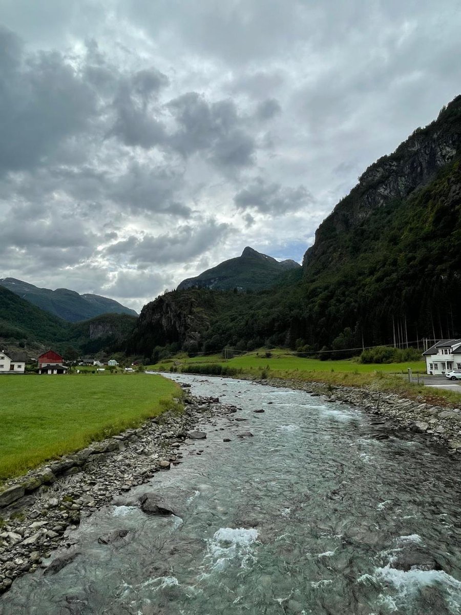 الإختلاف شيء طبيعي في هذه الحياة ليس ضروري أن تقتنع بما أقتنع به وليس ضروري أن ترى ما أرى أنا لست أنت ولكل منا وجهة نظر مختلفة وما أجمل أن يكون بيننا اختلافاً لا خلافاً