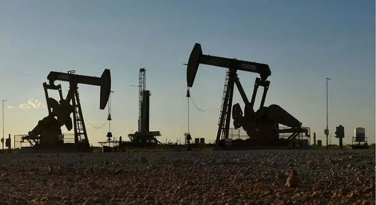 انخفاض النفط بفعل محادثات أوكرانيا وبيانات ضعيفة من الصين. انخفضت أسعار النفط في التعاملات المبكرة، اليوم الثلاثاء، لتضيف إلى خسائر الجلسة السابقة، وسط بوادر محتملة بشأن التوصل إلى اتفاق سلام بين روسيا وأوكرانيا.. وهبطت العقود الآجلة لخام برنت 0.40 بالمئة مسجلة 60.32 دولار للبرميل. وسجل خام غرب تكساس الوسيط الأمريكي 56.60 دولار للبرميل، بانخفاض 0.39 بالمئة 