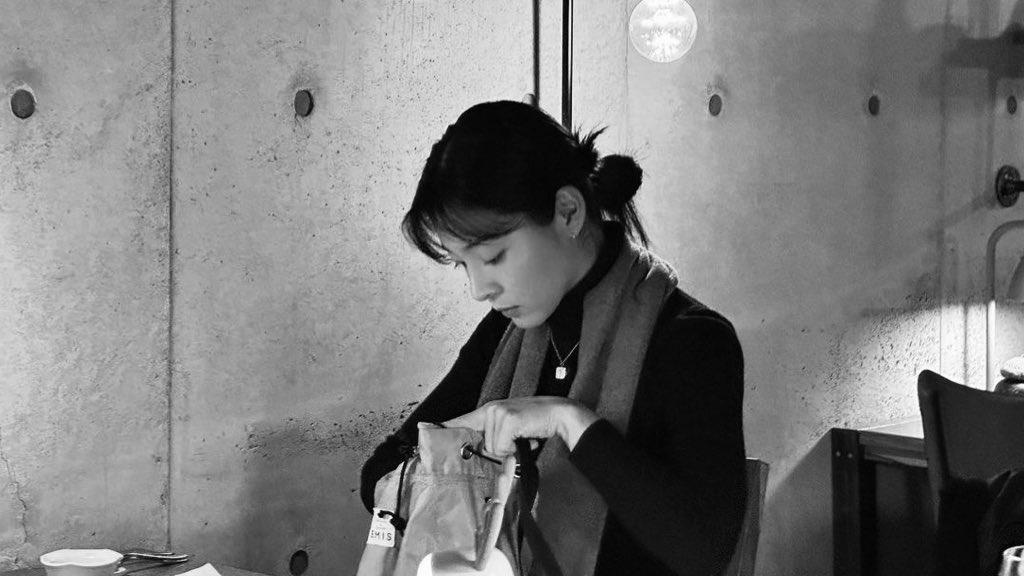 semumerona's tweet image. ㅤ 
1°20'34.2"N, 103°46'18.7"E
━━━━━━━━━━━━
Ia    bukanlah  sebuah  impian
bukan pula sebuah kegagalan
Ia    hanyalah   seorang   puan
yang berjuang menjadi bagian 
dari suksesnya kehidupan.

Ialah 𝙨𝙖𝙣𝙜 𝙥𝙚𝙟𝙪𝙖𝙣𝙜. 
ㅤ