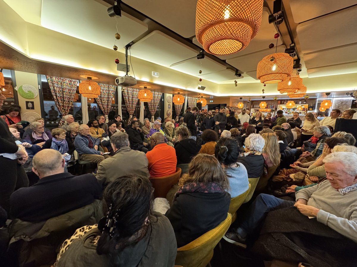 Hier soir, nous étions à la soirée de lancement de campagne d’<a href="/EricLejoindre/">Eric Lejoindre</a>, avec <a href="/egregoire/">Emmanuel Grégoire</a>.
Accueil cordial, malgré les habituels commentaires de dénigrement en aparté. Mais nous avons tenu bon…