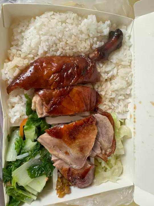 xiao2175's tweet photo. 差點被餓死啦……中午忙到沒吃飯，
餓到現在整個頭都在暈😵‍💫
一下班立馬衝去買便當，終於吃到東西了🥹
#房仲小漫 https://t.co/vORo0Urvt8
