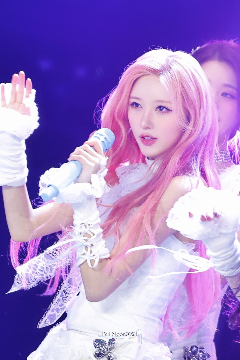 Fall_Moon0924's tweet image. 251214 MUSIC BANK🍁

#GAEUL  #김가을 #가을 #ガウル #IVE #아이브 #アイヴ