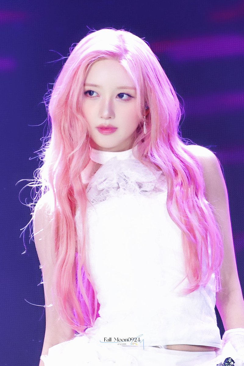 Fall_Moon0924's tweet image. 251214 MUSIC BANK🍁

#GAEUL  #김가을 #가을 #ガウル #IVE #아이브 #アイヴ