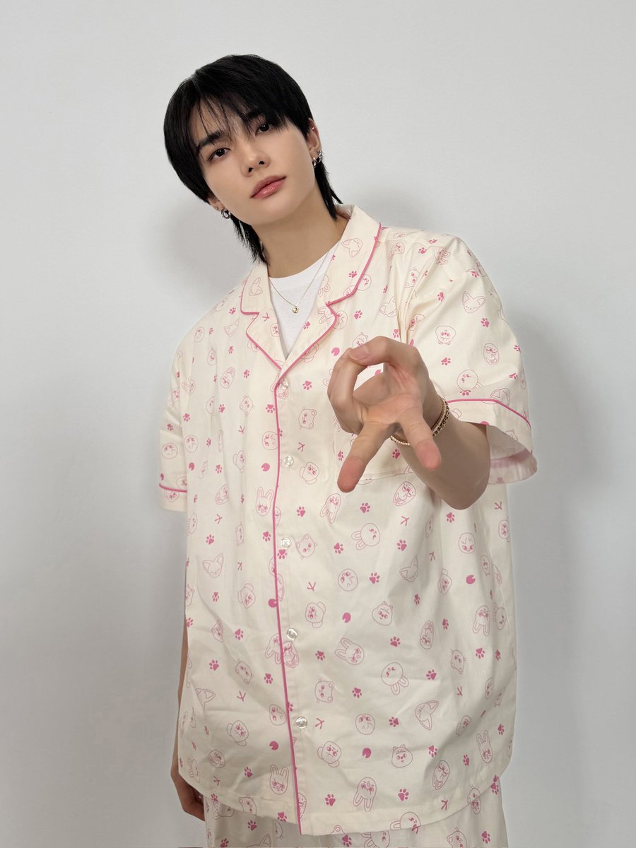 Ah320Nu's tweet photo. RT @ssomi_SKZlove: 파자마현진 졸귀🩷 https://t.co/Dx6sjFXpZQ