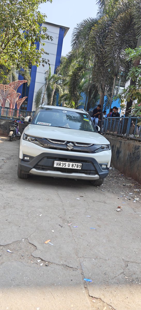 Kukithegreat's tweet photo. @MumbaiPolice @MTPHereToHelp @mybmc @WesternRly
This Car parked at Borivali Railway Station since Morning with Police logo.. No one near it... Is this not Security Issue..? Who is to blame for an mishap.  Please check ASAP. https://t.co/wlzsmyD53b