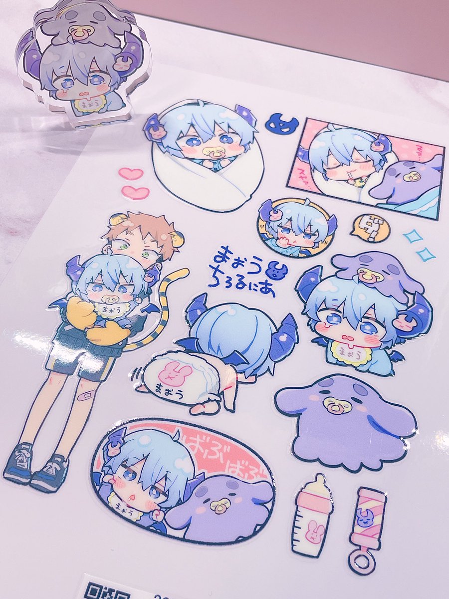 チロルニアくんのグッズセット、会場本以外はこんな感じです😈UVコーティングシールがぷっくりしててすごく発色良い✨
シールの特性上お早めにお使いください～ 