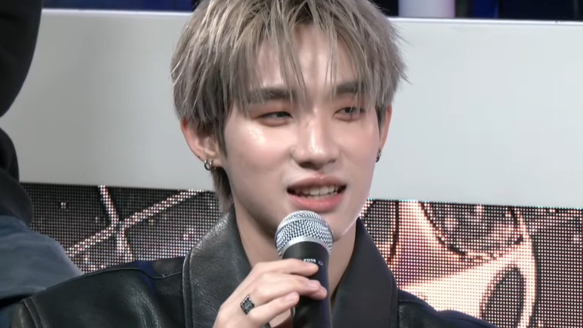 the prettiest cutest smile ever #RoVxHongLYKN