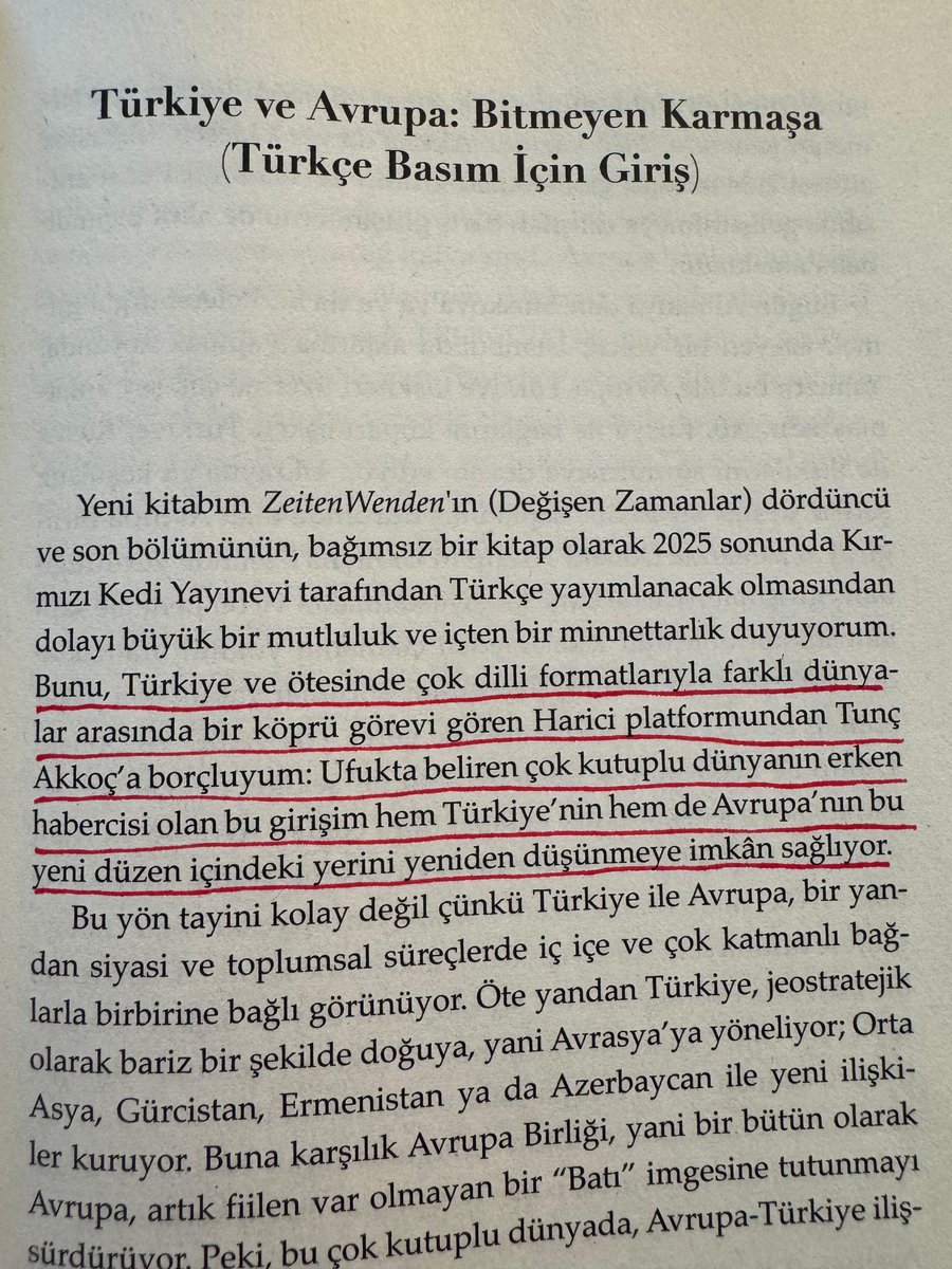 Ulrike Guérot <a href="/ulrikeguerot/">Ulrike Guérot</a> Avrupa Birliği'nin son 30 yılına yakından tanıklık etmiş, Eski Avrupa Komisyonu Başkanı Jacques Delors'un yanında çalışmış, Avrupa'nın en büyük düşünce kuruluşlarında uzun yıllar Avrupa programı direktörlüğü yapmış bir siyaset bilimci. 

Son yıllarda
