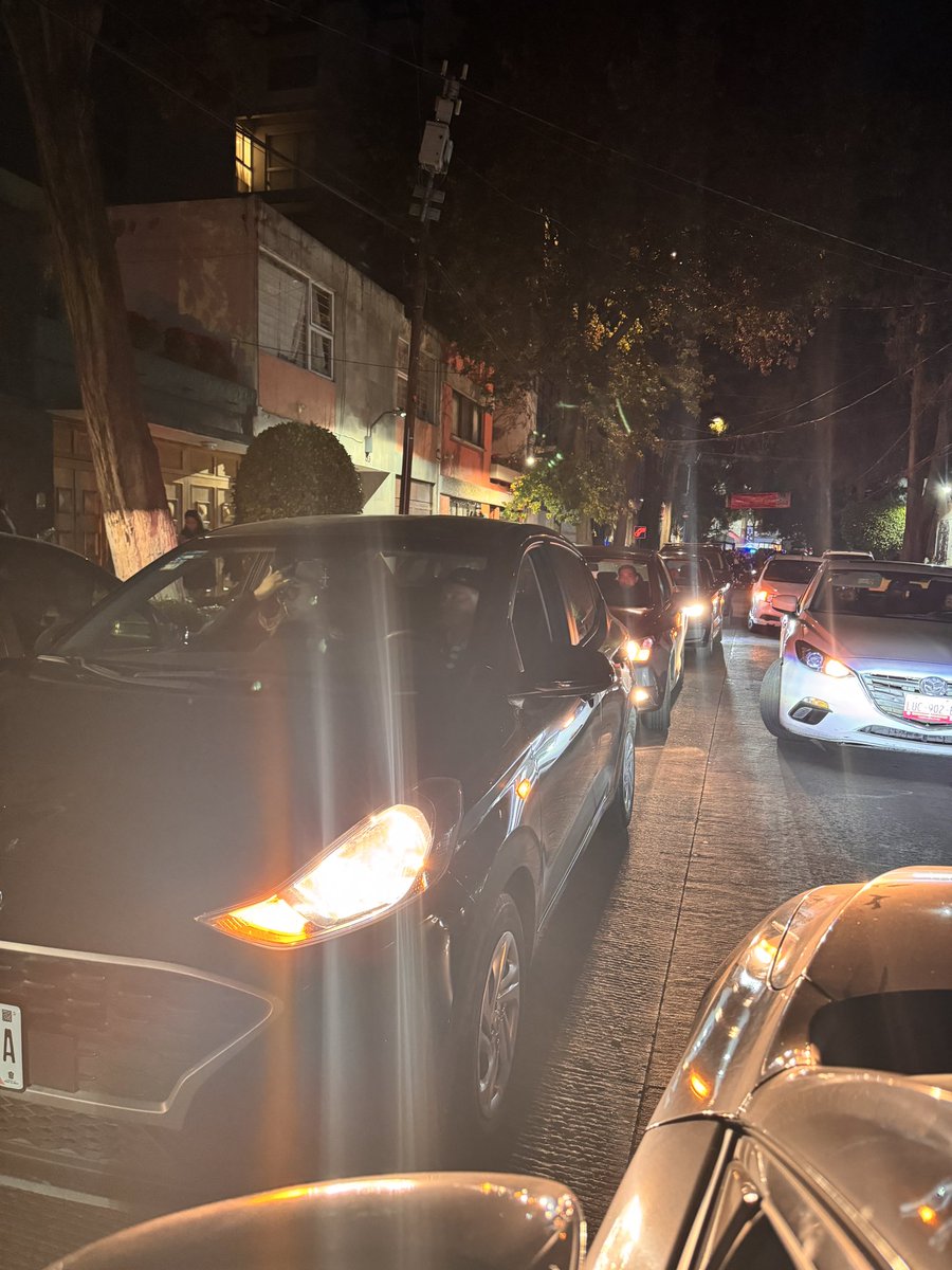 danidaniel_mx's tweet photo. Lo de hoy en la @BJAlcaldia, evento en la plaza de toros, sin autoridades competentes, calles cerradas, tránsito incontrolable entre calles de la Noche Buena, y gente agresiva?  Cuando uno solo quiere llegar a su casa. 😖 @LuisMendozaBJ para eso nos distes corbatines. Qué pasó ?? https://t.co/9TC5A1FiMa