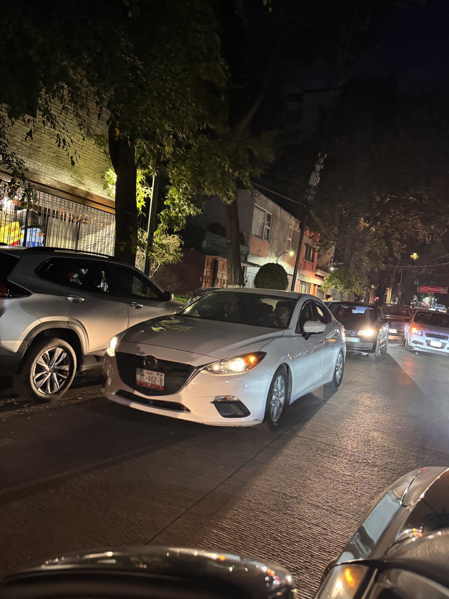 danidaniel_mx's tweet photo. Lo de hoy en la @BJAlcaldia, evento en la plaza de toros, sin autoridades competentes, calles cerradas, tránsito incontrolable entre calles de la Noche Buena, y gente agresiva?  Cuando uno solo quiere llegar a su casa. 😖 @LuisMendozaBJ para eso nos distes corbatines. Qué pasó ?? https://t.co/9TC5A1FiMa