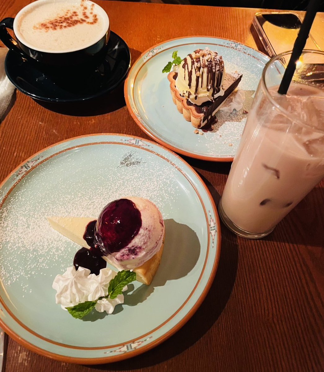 sa1114chi's tweet photo. 先日心のオアシスまりさんと👩‍❤️‍💋‍👩
温野菜行ってカフェ行ってずーっと笑って楽しかった💜

色んなお話したなあ(*´ω`*)
この時期にぴったりなキラキラなアイシャドウも頂いてしまって我幸せなり。
相談も乗ってくれたりいつも笑顔で話を聞いてくれて大好きな先輩です💋
早くまたデートしたい☕️💗 https://t.co/0vJUr58FH7