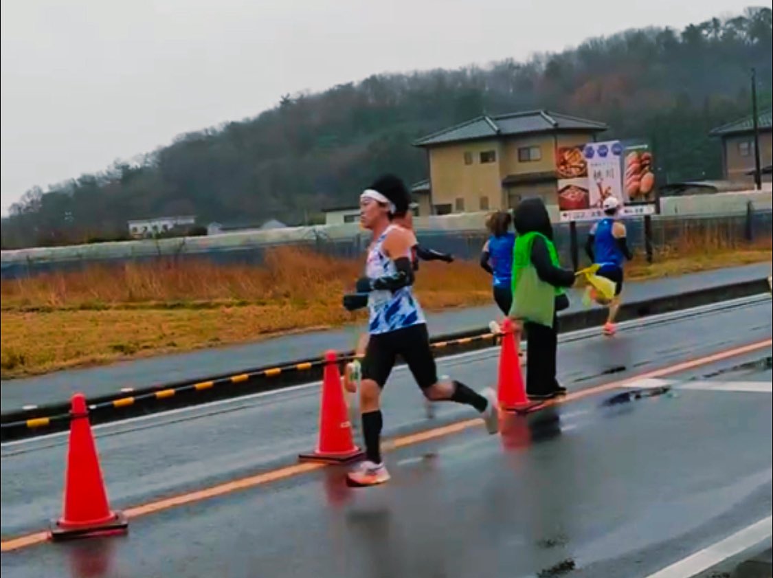 kenmn324's tweet photo. 12/14
第21回さのマラソン
5km 15'54" 3位

手元ペース
（3'05"-3'12"-3'16"-3'08"-3'12"）av3'10"

一昨日、さのマラソンに参加してきました！
寒い中でのレースは久しぶりでうまく走れずという感じで終わってしまいました。
さすがに5kmで一回も3分切りないのはスピードが無さすぎる。
また来年。 https://t.co/W8f5hhLudV