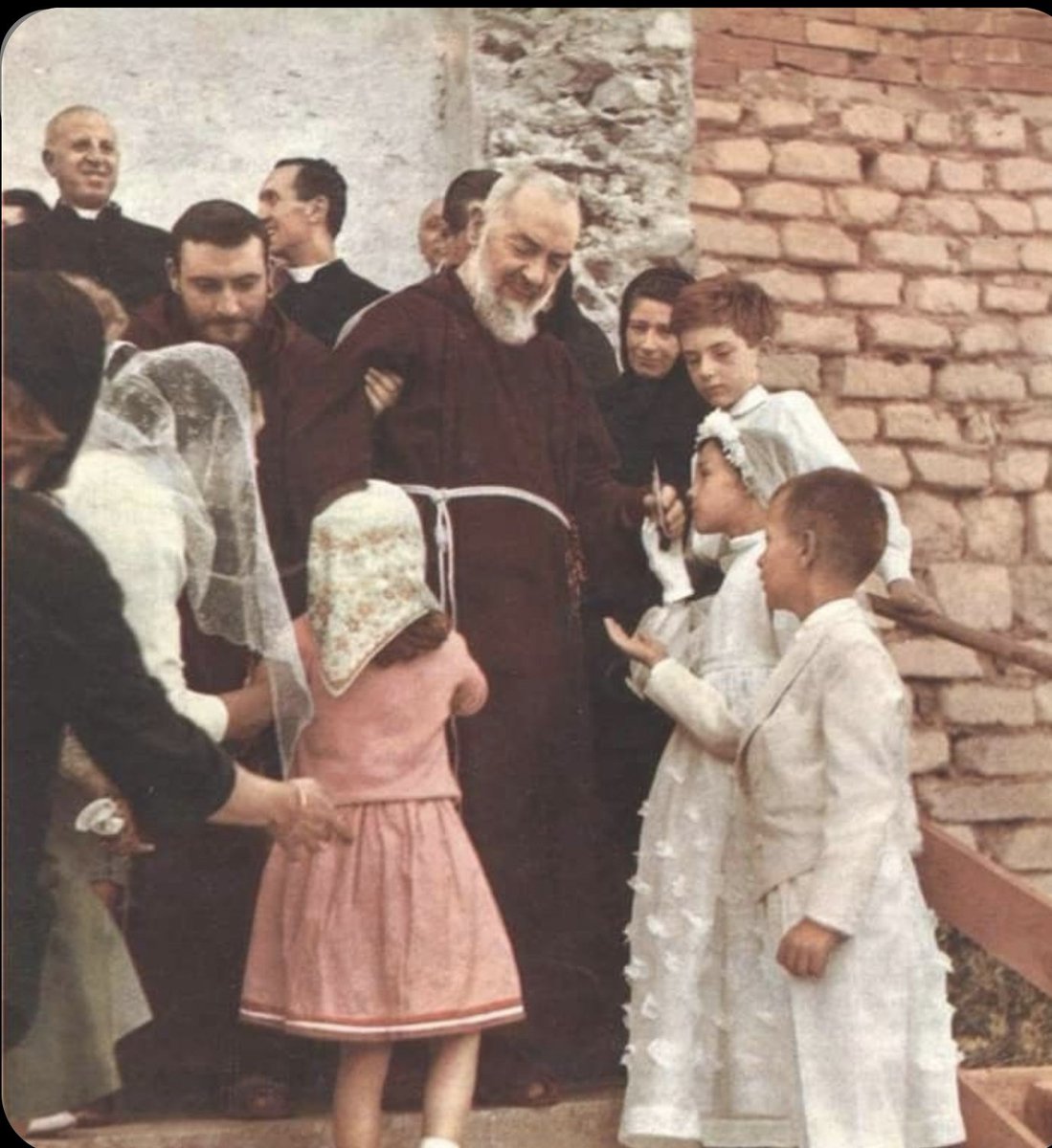 ViriCenturione's tweet photo. El Padre Pio es de todos. https://t.co/VzpXRcIEhn