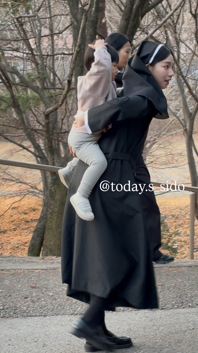 todayssido's tweet image. 안녕하세요!! 이번에 카리나 님과 촬영한 시현이네예요 ☺️ 이번에 영광스럽게도 카리나 님과 촬영하게 되어서 너무 너무 행복했어요!! X에서도 제가 찍은 영상들이 바이럴 될 줄 몰랐는데 올리실 때 출처 한 번만 남겨주시면 감사할 것 같아요! 원본 필요하신 분들은 디엠 주시면 드릴게요🥰