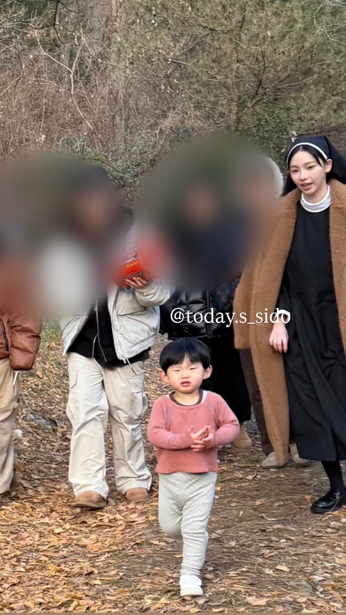 todayssido's tweet image. 안녕하세요!! 이번에 카리나 님과 촬영한 시현이네예요 ☺️ 이번에 영광스럽게도 카리나 님과 촬영하게 되어서 너무 너무 행복했어요!! X에서도 제가 찍은 영상들이 바이럴 될 줄 몰랐는데 올리실 때 출처 한 번만 남겨주시면 감사할 것 같아요! 원본 필요하신 분들은 디엠 주시면 드릴게요🥰