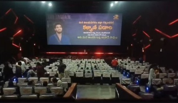 commonmanfromTG's tweet photo. Common man antaru ..dabbulu levu antaru 

Veedu emo theatres,auto rally,paid PR @adireddyfantasy
#geethuroyal ,caste meetings 
Peduthunadu 🙏

Vote on #JioHotstar
One missed call  8886650464

#BiggBoss9Telugu #Thanuja #biggbosstelugu9 #DemonPavan #KalyanPadala #Sanjana #Emmaneul https://t.co/Wlg4laZso0