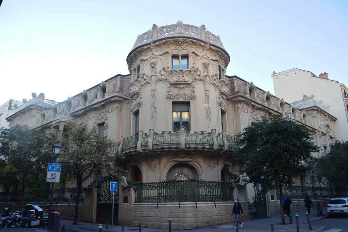 El Palacio de Longoria es uno de los mejores ejemplos de la arquitectura modernista en Madrid. Sus formas curvas y elementos orgánicos inducen a fotografiarlo.
miradormadrid.com/palacio-de-lon…
No abre al público, salvo programas de visitas guiadas o exposiciones.