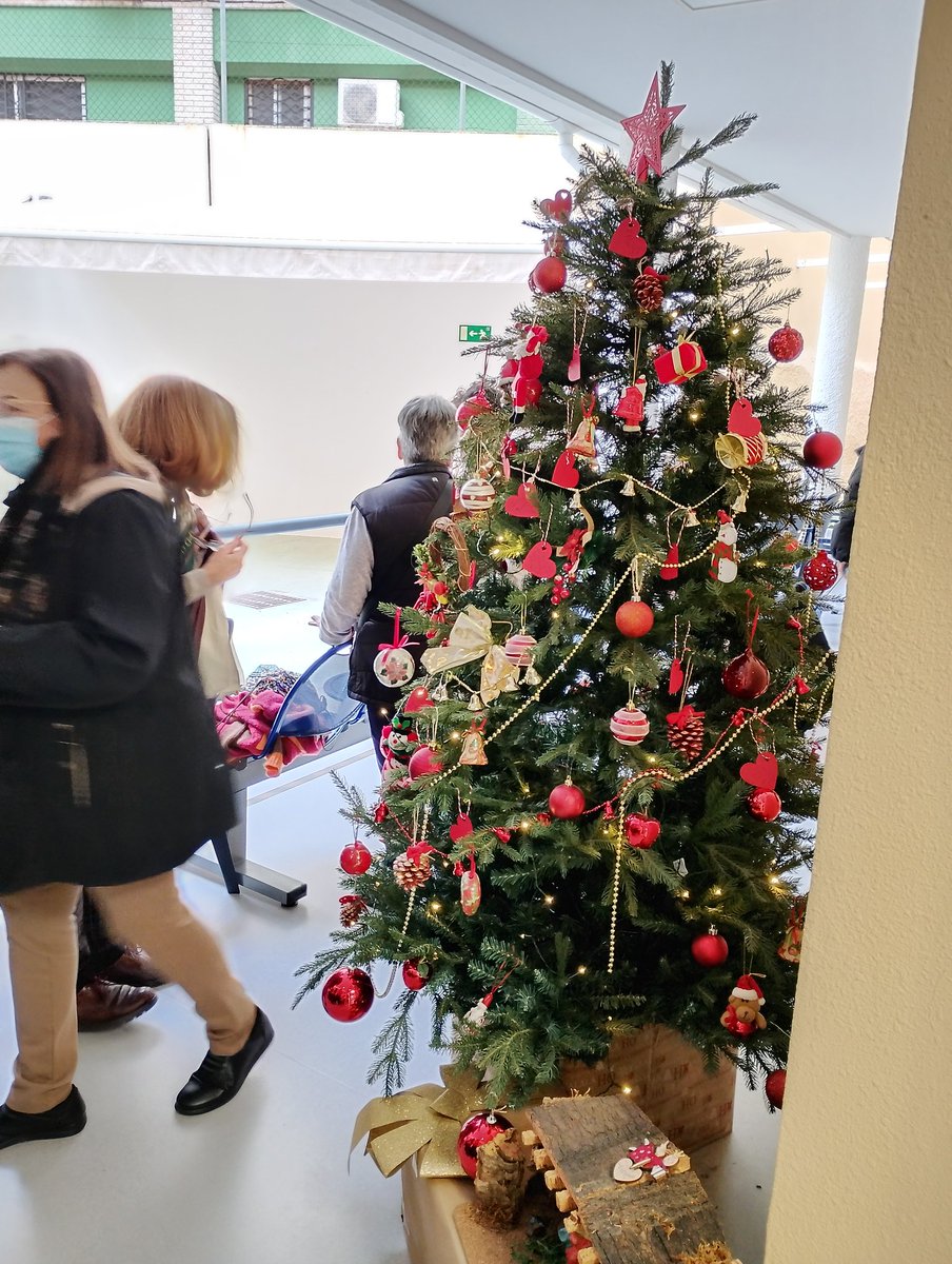 Ayer tuvimos nuestra actividad navideña que ya no puede faltar en nuestro calendario. Villancicos, la tuna de medicina, una merienda navideña, y colgar los deseos en nuestro árbol. Agradecer a todos por hacerlo posible y que la magia de la navidad nos acompañe siempre ✨