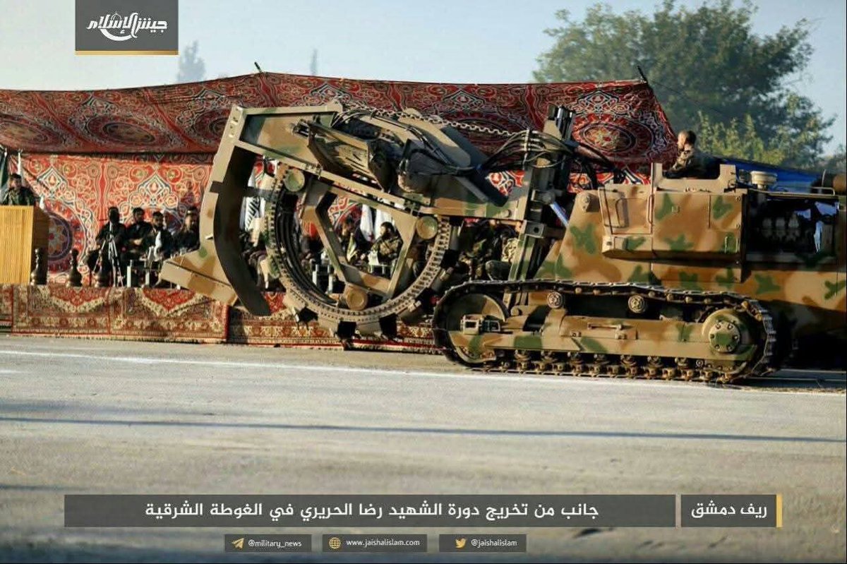AZAM_1989's tweet photo. هذه الآلية واحدةٌ من الشواهد التي أذهلت العدوّ الروسي، وكشفت حجم الإبداع والصمود تحت الحصار، وهي آلية متخصّصة بحفر الخنادق والتحصينات.
صنّعها جيش الإسلام خلال حصار الغوطة، في وقتٍ كانت فيه الإمكانات معدومة https://t.co/Cp1bome2pM