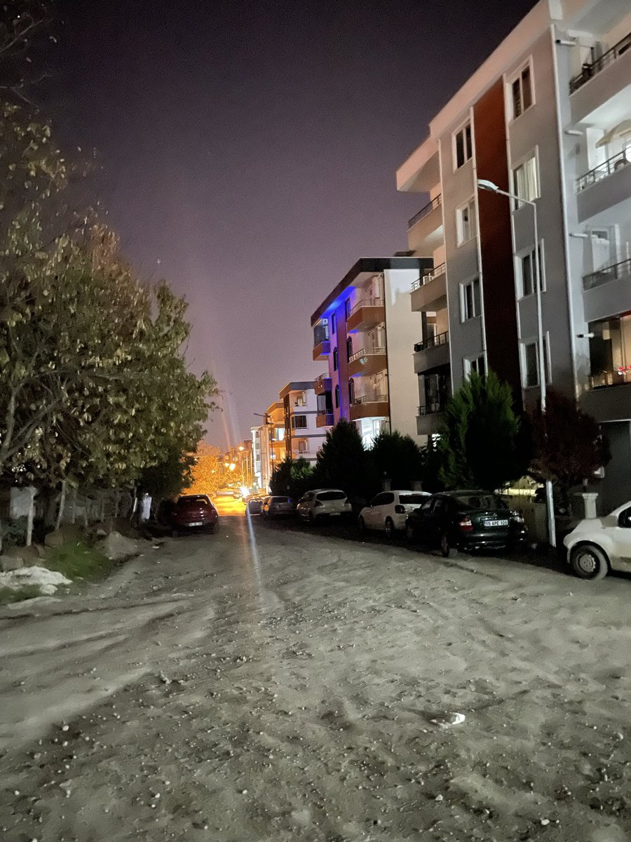 hbhudaa's tweet photo. 05.11.25 tarihinde yapmış olduğum 89003 numaralı talep bir buçuk aydır cevapsız bir şekilde beklemekte. 
dilek caddesinin mevcut durumu (zemin yapısı ve ışıklandırmanın olmaması) zorluk yaşanmasına sebep olmaktadır. gereğini talep ediyorum @atakumbeltr @serhaturkel https://t.co/KYYd67y2C5
