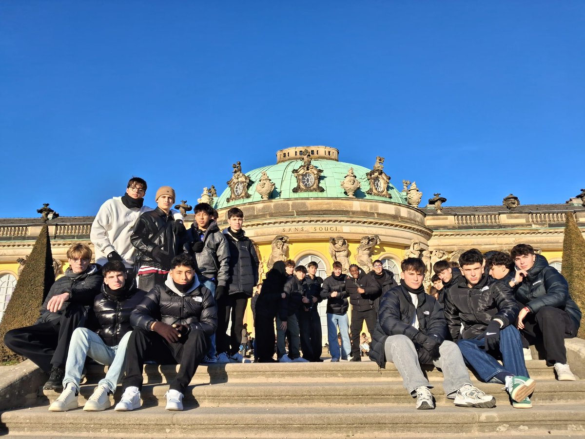 Els alumnes de 2n de Batxillerat han començat l’aventura descobrint Potsdam, amb la visita al magnífic Palau de Sanssouci i un passeig pel centre de la ciutat. Un dia ple de cultura, història i bones experiències! 🌍📚