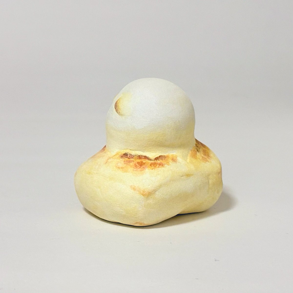 お正月支度の置物作品紹介🐶

「おもちのきもち」
石粉粘土・アクリル
65×55×60 mm

お餅になりきる(？)子犬です。起き抜けにあくびをして体を伸ばす様子と、焼けたお餅が膨らむ様子の両方をイメージしながら動きを作りました。