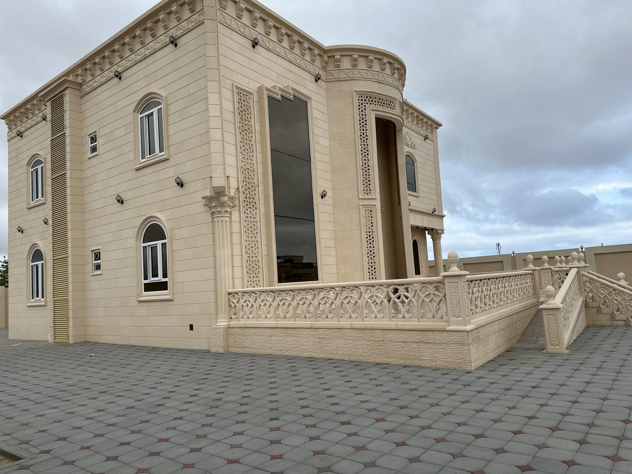 بيت أحلامك يستحق الأفضل. مع شركة المدينة للمنتجات الإسمنتية تجد أجود أنواع الانترلوك وبتشكيلات مختلفة ولديهم خدمة التوصيل والتركيب مع الضمان سنتين.. الواتس للتواصل: :80077711 - 90926256 - 90951440 