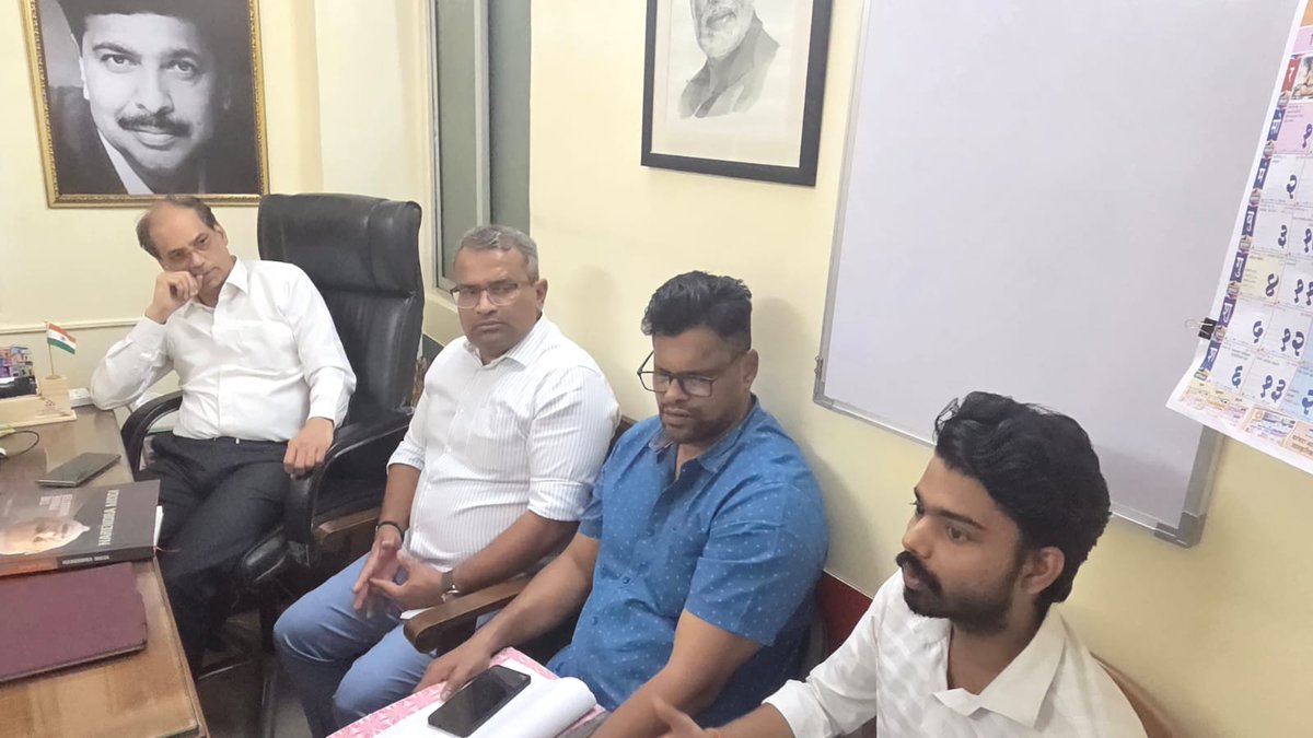 parag_alavani's tweet photo. आगामी मुंबई महानगरपालिका निवडणुक पूर्वतयारीच्या अनुषंगाने काल जिल्हा कार्यालयात वॉर्ड क्र. ८५ ची
बैठक पार पडली.
या बैठकीत वॉर्डचा संघटनात्मक आढावा घेऊन निवडणूक नियोजनावर सविस्तर चर्चा करण्यात आली.
#MumbaiMunicipalElection
#BMC #Ward85 #ElectionPlanning
#BJPMumbai #BJPOrganization
#BoothManagement #GrassrootStrength
#TeamBJP