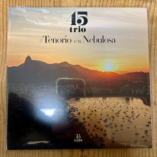 wenodrecords's tweet photo. 【新入荷】45trio - #Tenorio c/w Nebulosa [7"] 12月17日発売 「45trio待望の新作はテノーリオJr.に捧げるシングル！彼の作品へのオマージュとして制作されたオリジナル楽曲の"#Tenorio"、そしていつまでも色褪せない名曲"Nebulosa"を、45trioの流儀でカヴァー！」https://t.co/qEkwpHmlu1 https://t.co/RHm87PgUHZ