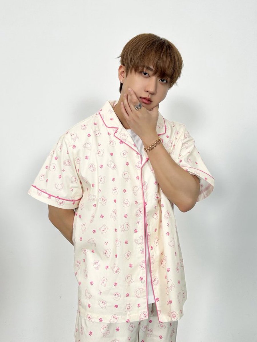 ChangbinGlobal's tweet image. Aww, look at Changbin being a cutie wearing his pink SKZOO pajama 🐷🐇