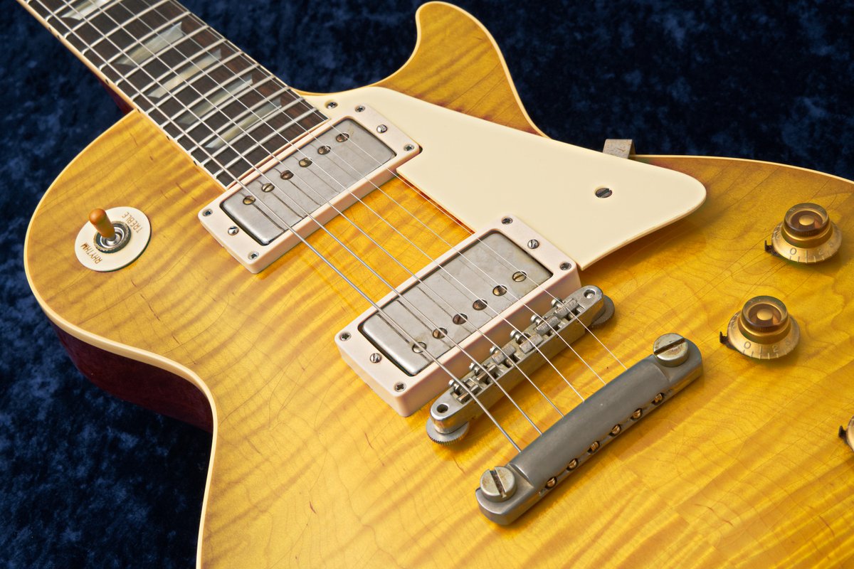 machidax's tweet image. 【Gibson 新着入荷ソクホー!!📡⚡】

続けていやらしい(褒め)子が入荷いたしました!!👀

#GibsonCustomShop
Murphy Lab  1959 Les Paul Standard - Green Lemon Faded- Ultra Light Aged!!✨

正直、ぱっと見は本当にヴィンテージ...

この退色を再現したカラーがもう...

shop.kurosawagakki.com/items/2940699