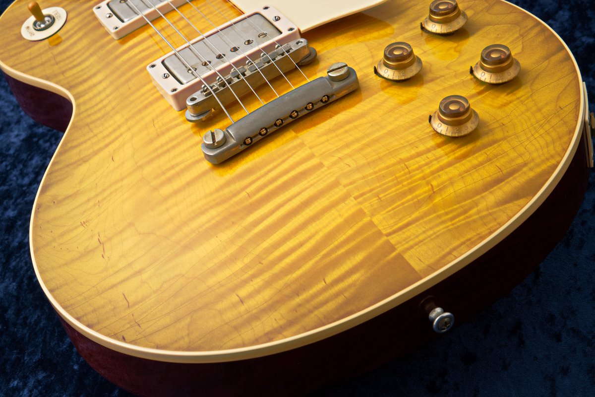 machidax's tweet image. 【Gibson 新着入荷ソクホー!!📡⚡】

続けていやらしい(褒め)子が入荷いたしました!!👀

#GibsonCustomShop
Murphy Lab  1959 Les Paul Standard - Green Lemon Faded- Ultra Light Aged!!✨

正直、ぱっと見は本当にヴィンテージ...

この退色を再現したカラーがもう...

shop.kurosawagakki.com/items/2940699