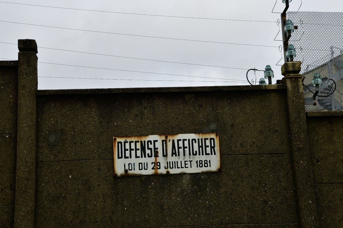 guybirenbaum's tweet photo. "Ok boomer", "1992 ? Mais c'était il y a cent ans", "Une thèse ? Ça sert à rien !", "Fouthèse", "Sioniste", "Islamo-gauchiste", "Bouffon", "Névrosé", "Gaucho", etc.
J'en passe et des meilleures. 
J'ai lu, avec délectation, la plupart des amabilités, très contradictoires, reçues, ici, depuis hier. Allez jeter un œil, ça vaut la peine.
Si j’ai suscité tant d’amour, c’est car, m’appuyant sur mes recherches et mes quelques heures de vol, j'ai écrit que cohabitent, en France, un antisémitisme inspiré par des gens de gauche et d'extrême gauche et un antisémitisme favorisé par l'extrême droite. 
Forcément, taper des deux côtés, ça énerve tout le monde.
Ceux qui imputent la responsabilité du climat pourri aux discours se voulant "anti-sionistes" des élus ou des candidats de la @FranceInsoumise de @JLMelenchon.
Ceux qui incriminent des membres du @RNational_off ou de @Reconquete_off  et leurs proches, comme les groupuscules nazis ou les fâcheux négationnistes qui survivent aux marges des partis présidés par @J_Bardella et @ZemmourEric.
Je suis au regret d'annoncer aux militants et aux sympathisants de tous bords que je n'arrêterai pas d'afficher "nos" antisémites. D'où qu'ils viennent.