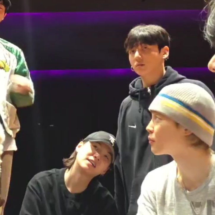 بچها😭تروخدا یونگی رو ببینید😭😭😭😭 مثل پیشی کوچولو ها سرشو تکیه داده به جونگو😭😭😭 وای گودو بیا بوست کنم اینقدر بامزه و کوچکی😭 بچه‌ی آرومم اونجا کوشولو کوشولو داره می‌خنده😭💗