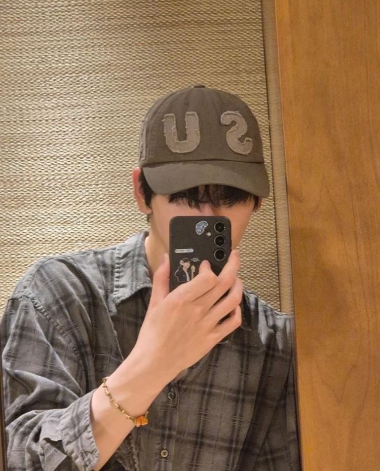 llsoobin's tweet image. capek sama hidup sendiri, kalo gak ganteng ya ganteng banget gini :”