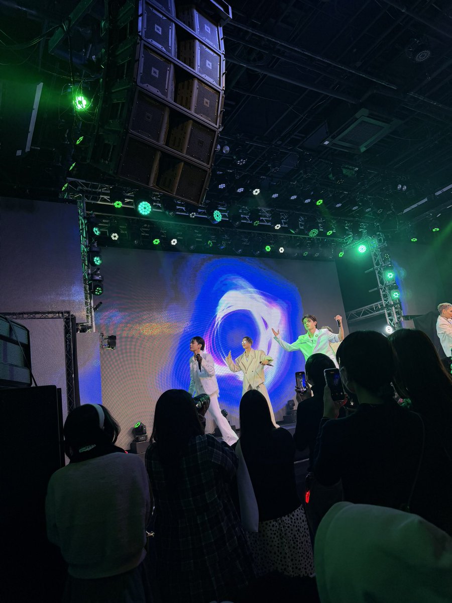 usakikairi's tweet image. 昨日はSeven Deuce のワンマンライブ‼️
ついに来年、ワーナーミュージック・ジャパンからメジャーデビューも決定しました！
デビュー曲の『Re:RAISE』抜群にカッコよく仕上がっておりますので、是非応援よろしくお願いします✨

#sevendeuce