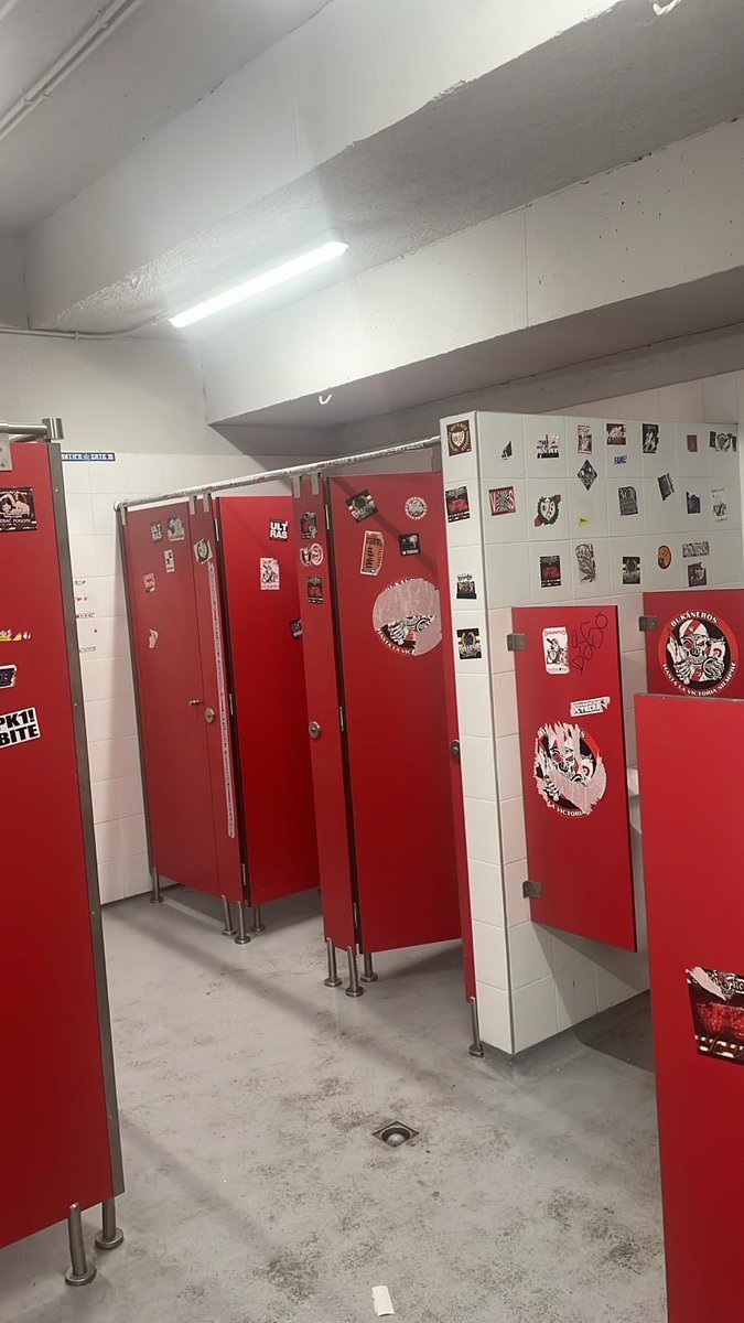 Jornada 16. Rayo Vallecano- Real Betis Balompié 

Alentando a los nuestros en una fría noche de lunes en Vallecas. 

Sumamos un punto más lejos de la Ciudad del Betis que habrá que hacer bueno el próximo domingo, arropados por nuestra gente

Seguimos la vida en verde 💪🏻

💚🍻🇪🇸