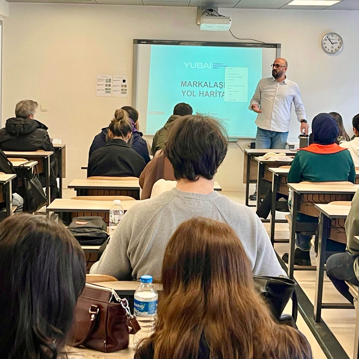 Dün <a href="/uskudaruni/">Üsküdar Üniversitesi</a> de gençlerle marka stratejisi konuştuk.Marka bir yön duygusudur.İletişimden önce stratejinin neden kurulması gerektiğini, doğru konumlandırmanın markayı nasıl sakinleştirdiğini, markaların ne söylediğinden çok ne hissettirdiğini gerçek örnekler üzerinden paylaştım