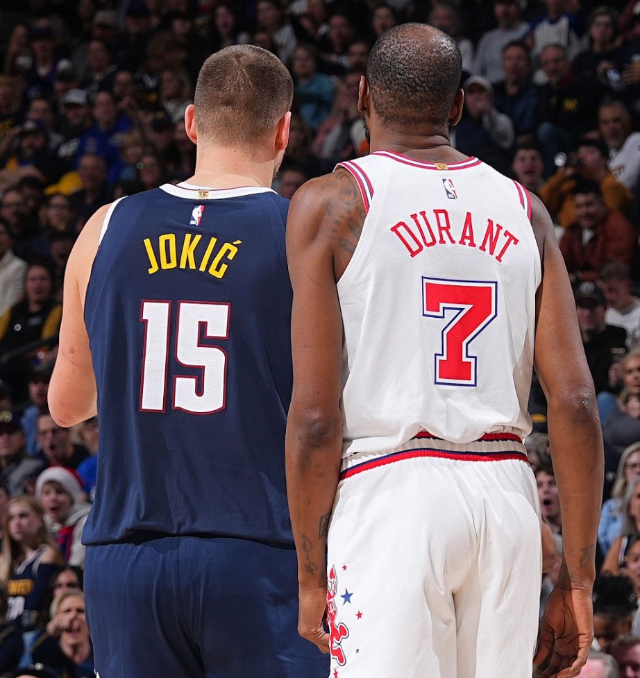Basket_Infos's tweet photo. « Un joueur légendaire »

L'hommage de Jokic à KD 🫡

« « Il a besoin de si peu de temps, si peu d’espace… Il a rentré un gros 3-pts en fin de 4e. C’est un scoreur incroyable, un joueur incroyable, légendaire. Donc face à lui tu essaies, en gros, de faire en sorte que quelqu’un d’autre te batte. »