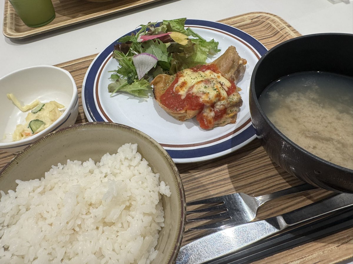 農水省の昼食、農水省だから素材の味を味わうんだなとサラダ食べ終わってからドレッシング見つけた日替わり980円