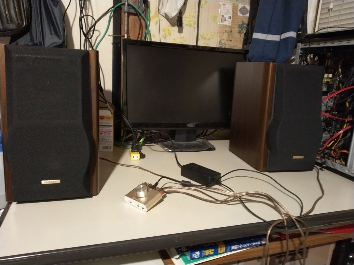 Kenwoodのバスレフ型スピーカーLSF-555とBluetooth接続のアンプを頂戴した。気仙沼で使っているスピーカーはEV のStatus 60、OnkyoのLiverpool D-150それにBoseのModel 111ADの3セットだが、これにKenwoodが加わった。荒井由実の「雨の街を」を流す。青春時代へ戻った気分です。感謝！