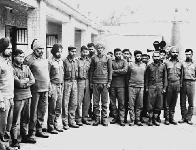 jignesh03011976's tweet photo. कुछ याद इन्हे भी कर लो, जो लौट के घर न आये

16th Dec. 1971, 
आज ही के दिन लापता हुए 'लापता 54' ये वो सेनिक है जिन्हें शिमला सामझोते में इन्दिरा गांधी पाकिस्तान से लाना भुल गई थी 

जिन्हें सरकारी फ़ाइलों में आज भी लापता 54 के नाम से जाना जाता है 

शिमला समझोते में पाकिस्तान के 81 हज़ार सेनिक 12 हज़ार नागरिक इन्दिरा गांधी ने पाकिस्तान को वापस दिए थे ओर अपने 54 सेनिक लेना याद तक नहीं रहा