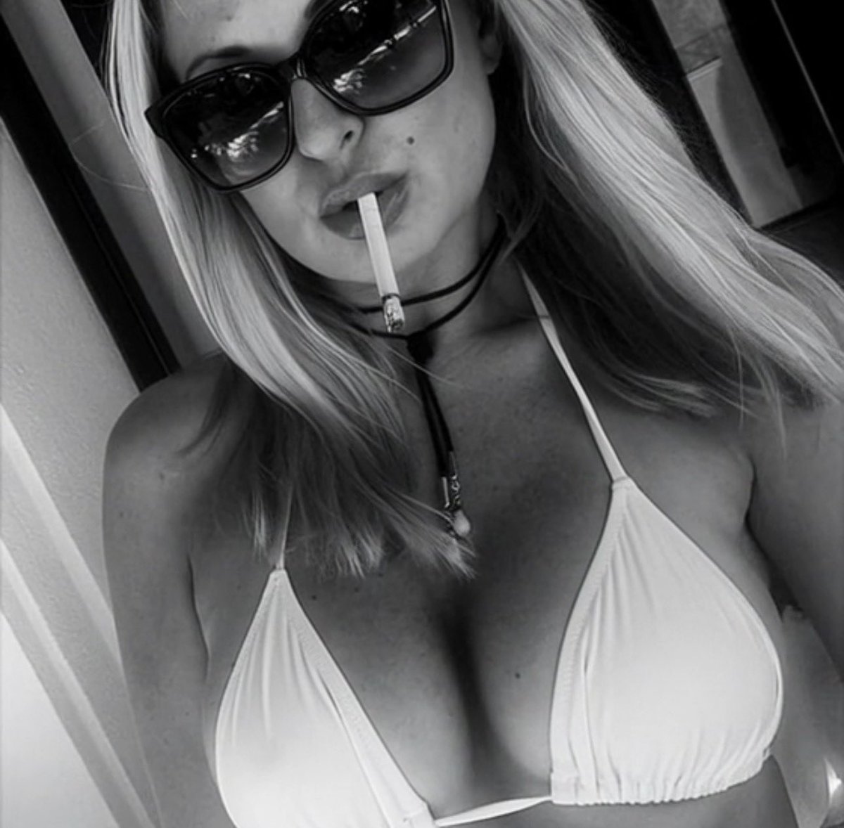 #smoking #smokinggirl #menthol #120 #fashion #smoke #classy #capri120 #virginiaslim120 #smokingfetish