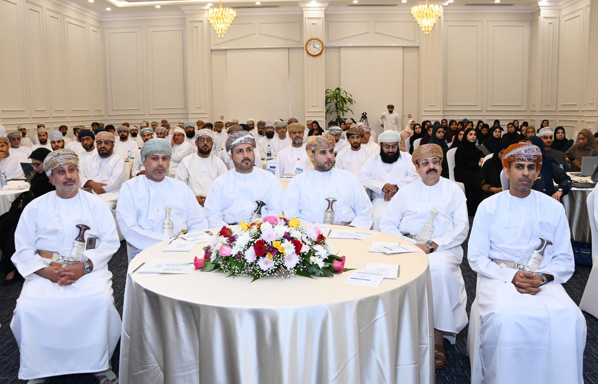 غرفة تجارة وصناعة عُمان تطلق مبادرة "تمكين"، لتنفيذ برنامجين تدريبيين في مختلف محافظات سلطنة عُمان؛ بهدف تأهيل المؤسسات الصغيرة والمتوسطة ورفع قدرتها للاستفادة من نسبة 10 بالمائة المخصصة لها من المشتريات والمناقصات الحكومية. #العُمانية 