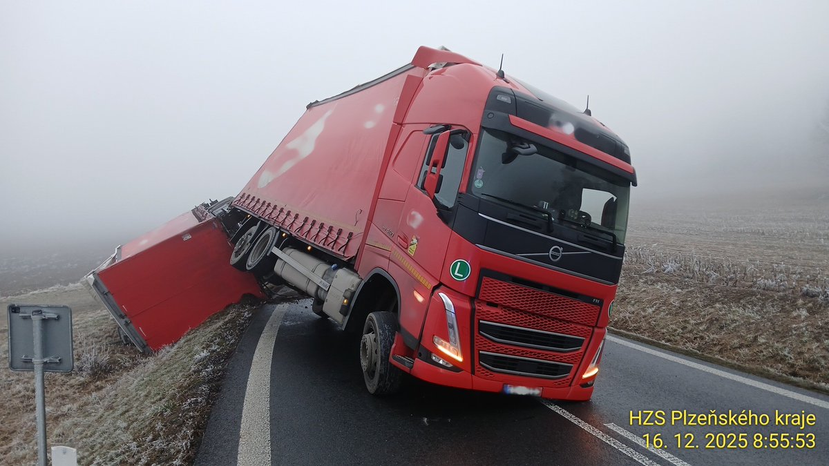 16_12_2025 8:33
Na silnici 22/I na úrovni Pláničky blokuje dopravu nehoda nákladního auta s přívěsem. Komunikace je v místě uzavřena, objízdné trasy řeší PČR.