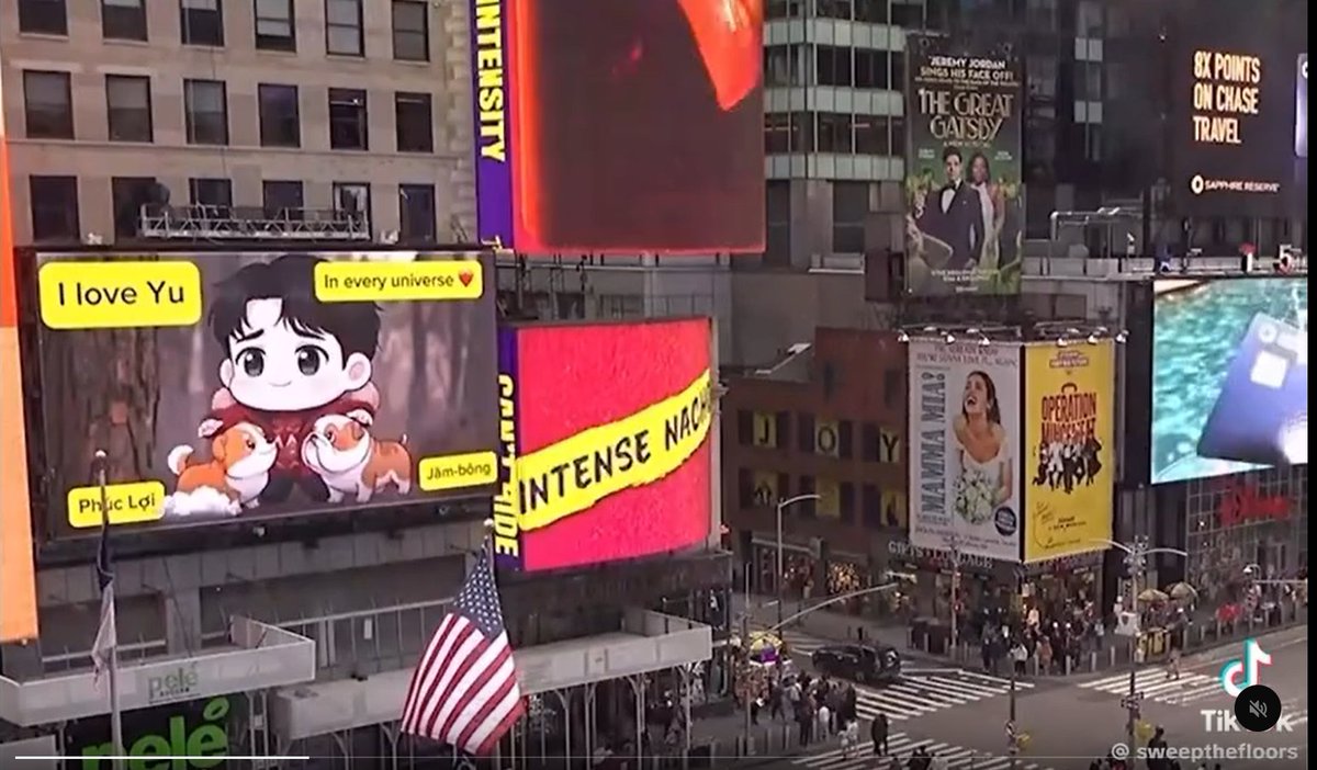 纽约时代广场的于朦胧投屏。我记得好像是被中共威胁了所以只能用卡通形象？
